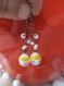 Boucles d'oreilles pendantes, goutte de verre filé sur tige de cuivre, grosse rocaille blanche, pois et rayures rose, bleu et jaune