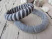 Lot de 2 bracelets joncs manchette en bois recouvert de tissu jean gris, chemise rayures gris et blanc, bracelet bohème