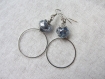 Boucles d'oreilles bohème chic sobres et élégantes, anneau en métal argenté, perle rondelle en verre de bohème, bleu ciel et argenté
