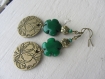 Boucles d'oreilles beloque sequin gravé métal bronze et fleur en pierre fine de jade vert, ethnique et bohème, vert et bronze