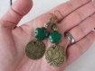 Boucles d'oreilles beloque sequin gravé métal bronze et fleur en pierre fine de jade vert, ethnique et bohème, vert et bronze