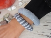 Lot de 2 bracelets joncs manchette en bois recouvert de tissu jean gris, chemise rayures gris et blanc, bracelet bohème