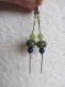 Boucles d'oreilles pendantes avec perles de pierre fine (lapis lazuli bleu et jade vert) et de verre filé sur chaine serpentine bronze