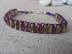 Bracelet tissé, perles ovales en verre translucide, violet et vert sur fil de coton violet, fermoir mousqueton en métal argenté, macramé