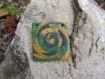 Pièce pour création, pendentif, breloque carrée en pâte polymère spirale vert et or