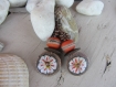 Boucles d'oreilles pendantes, breloque sequin disque de cuivre avec fleur émaillée, perle de verre filé, blanc et orange, fleur en métal