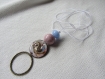 Collier sautoir pendentif créations artisanales en verre, disque de cuivre émaillé et perles de céramique, rose, bleu et blanc
