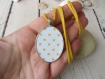 Collier long avec pendentif cabochon ovale en métal argenté, papier blanc et étoiles jaunes, cordon de suédine jaune