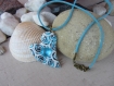 Collier court pendentif coeur en pâte polymère spirales blanc, bleu et noir, cabochon bleu et cordon de suédine pailletée, collier ajustable