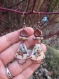 Boucles d'oreilles pendantes ethniques breloque triangle en cuivre émaillé, chaine cuivrée, fleur verre de bohème rouge, beige et bleu