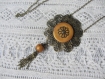 Sautoir pendentif grosse fleur estampe en métal bronze ciselé, cabochon rond et perles de pâte polymère dorée, pompon de chaine, gypsy