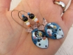 Boucles d'oreilles pendantes poisson en cuivre émaillé aux teintes vives bleu, orange, noir et blanc, jade blanc, agate noire et rocaille