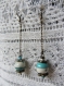 Boucles d'oreilles pendantes rétro perles à pois en verre filé artisanal, pierre de howlite, chaine à billes, bleu turquoise, écru et bronze