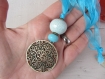 Sautoir pendentif bohème, gros médaillon éthnique en métal bronze ciselé, céramique craquelée, verre filé et ruban d'organza bleu turquoise