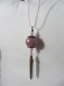 Sautoir pendentif pompon de chaine cuivrée, grosse perle ronde rose et cordon ciré