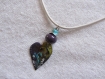 Collier ras du cou cordon de cuir blanc et pendentif coeur en cuivre émaillé et perles de verre et pierre, violet, turquoise et blanc