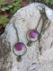 Boucles d'oreilles pendantes anneau bronze, sequin rond en émail mauve et petit coeur, chaine en métal bronze