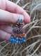 Boucles d'oreilles pendantes ethniques breloque rectangle en cuivre émaillé, fleur en métal, rocaille en bleu, orange et cuivré