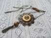 Sautoir pendentif grosse fleur estampe en métal bronze ciselé, cabochon rond et perles de pâte polymère dorée, pompon de chaine, gypsy