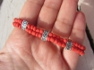 Bracelet ethnique, double rangée de grosses perles de rocaille mate rouge orangé et intercalaires en métal argenté gravé