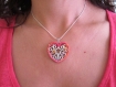 Pendentif coeur en métal argenté ciselé customisé de coton et rocaille rose - saint valentin pas cher