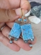 Boucles d'oreilles pendantes ethniques, breloque rectangle de cuivre émaillé, perles de verre rocaille et strass turquoise et orange