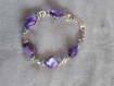 Br153- bracelet en métal argenté et perles en nacre violette fantaisie 