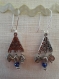 B221- magnifiques boucles d'oreilles de style ethnique en métal argenté avec un connecteur triangulaire et trois rangées de perles 