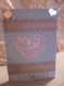 Carte double bleu avec des coeur blanc et gris et une décoration gris argenté pour la fetes des 