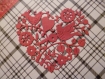 Carte double noir blanc a carreau avec un coeur rouge avec des oiseaux pour la fete des meres 