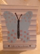 Carte double rayer avec un papillon décorer de fleur 