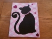 Carte rose et blanc avec un chat noir et des coeurs 