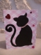 Carte rose et blanc avec un chat noir et des coeurs 