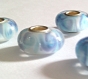 Perle européenne en verre murano, blanche et bleue turquoise 