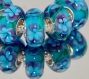 Perle européenne en verre murano, bleue turquoise décorée de fleurs 