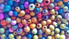 Lot de 200 des perles rondes en bois multicolore 1 cm la taille du trou être de 4 à 5 mm 
