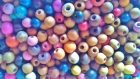 Lot de 200 des perles rondes en bois multicolore 1 cm la taille du trou être de 4 à 5 mm 