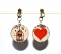 Boucles d’oreilles clips bronze avec cabochons synthétiques * coeur emprisonné * 