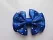 Barrette plastique 4 cm avec petit noeud papillon en tissu satin bleu à petits pois blancs 