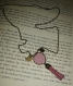 Long collier fantaisie - pendentif - pompon - ' carré rose / blanc ' 