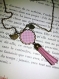 Long collier fantaisie - pendentif - pompon - ' carré rose / blanc ' 