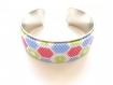 Très joli bracelet blanc, bleu, rose et vert clair tissé en perles miyuki monté sur bracelet rigide 