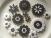 Lot de 12 fleurs épaisses en feutrine en noir et blanc 