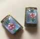Duo de perles verre rectangulaires bleues et roses sur estampes bronze 