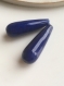 Duo de perles gouttes percées en pierre en bleu foncé 