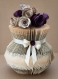 Vase de roses en papier violet, livre plié, décoration, fleurs.