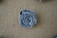 Broche jean clair forme rose