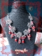 Collier ras de cou fleurs et perles rouges