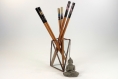 Pot à crayons, stylos, pinceaux, baguettes dans un style design minimaliste pour décoration graphique, moderne, contemporaine, etc.