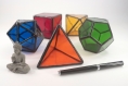 Les 5 solides de platon ou les 5 polyèdres réguliers convexes. géométrie sacrée apportant harmonie pour votre décoration d'intérieur
